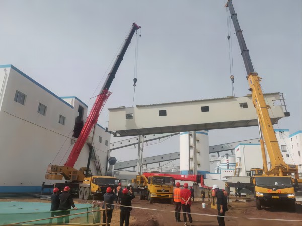 陜煤建設(shè)渭南分公司第十二項目部承建的小保當選煤廠成品矸石緩沖倉至8004驅(qū)動間帶式輸送棧橋順利吊裝完成
