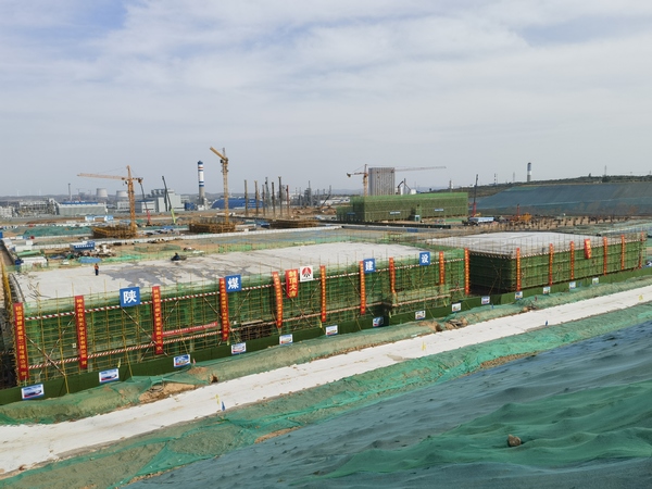 陜煤建設(shè)銅煤公司北元募投項目配套建設(shè)產(chǎn)氯裝置公用工程項目產(chǎn)氯甘氨酸變電所和機柜間工程順利封頂?