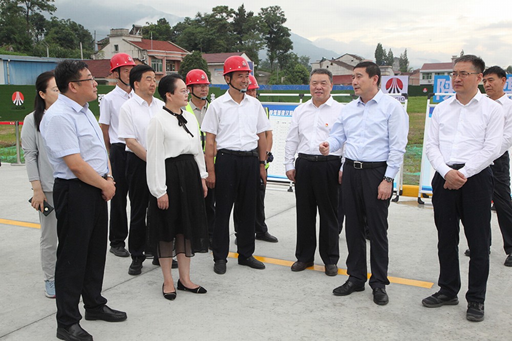 陜煤集團(tuán)黨委書記、董事長(zhǎng)張文琪視察建設(shè)集團(tuán)承建的漢陰縣實(shí)驗(yàn)中學(xué)項(xiàng)目
