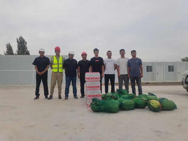 伊寧聯(lián)創(chuàng)集團(tuán)組織部長謝輝蒞臨伊犁州伊寧市煤炭儲運中心基地建設(shè)項目開展“送清涼”慰問