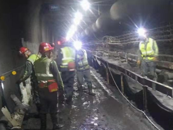 陜煤建設(shè)機(jī)電安裝公司順利完成小保當(dāng)一號礦膠運(yùn)順槽帶式輸送機(jī)