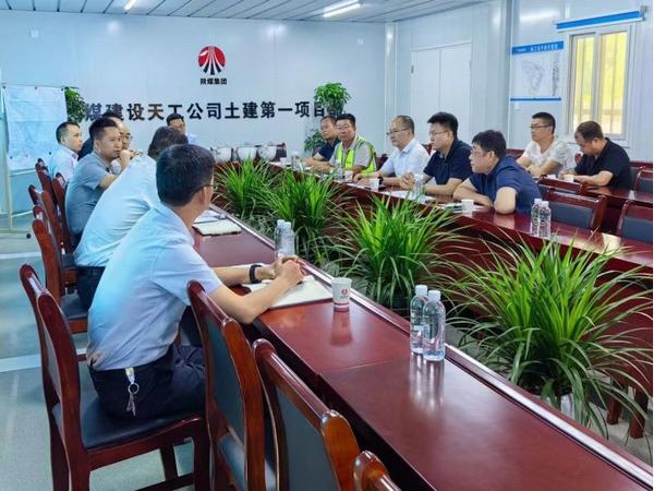 陜煤集團(tuán)助力鄉(xiāng)村振興辦公室主任徐國強一行深入漢陰實驗中學(xué)項目調(diào)研指導(dǎo)工作