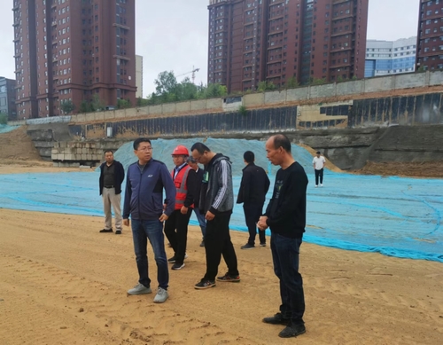 榆林市城市投資房地產(chǎn)開發(fā)有限公司執(zhí)行董事、總經(jīng)理徐鯤一行蒞臨榆溪圣境項目檢查指導(dǎo)工作