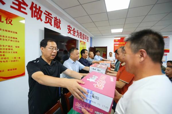 黃陵建莊礦業(yè)有限公司董事長雷貫亮蒞臨陜煤建設(shè)礦建二公司建莊項目部檢查慰問