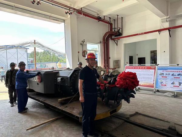 陜煤建設(shè)礦建二公司王峰項目部第三臺硬巖綜掘機順利入井