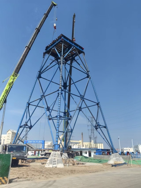 陜煤建設(shè)礦建三公司袁大灘礦二號回風(fēng)立井井架順利起立