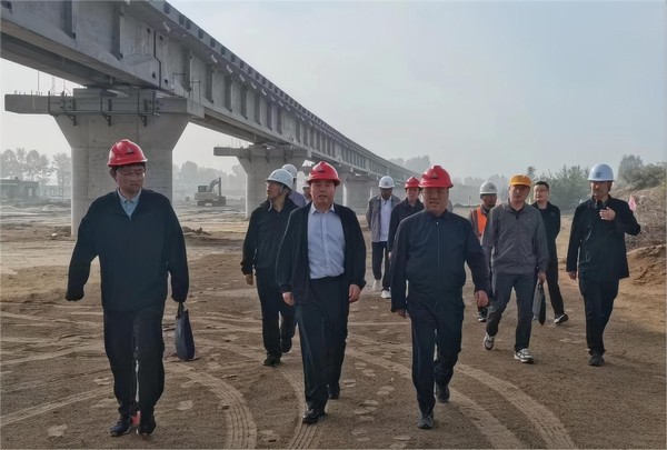 陜西鐵路物流集團副總經(jīng)理李博一行陜西鐵路物流集團副總經(jīng)理李博一行深入陜煤建設(shè)路橋分公司靖神鐵路項目檢查指導(dǎo)靖神鐵路項目檢查指導(dǎo)