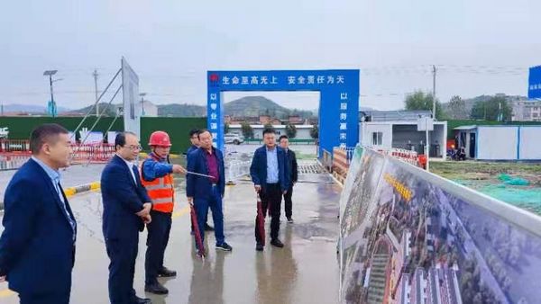 陜煤集團(tuán)紀(jì)檢監(jiān)察三室主任楊勝利、鄉(xiāng)村振興辦副主任楊偉一行到陜煤建設(shè)天工公司承建的漢陰實(shí)驗(yàn)中學(xué)項(xiàng)目檢查指導(dǎo)工作