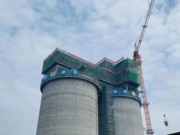 陜煤建設(shè)天工公司承建的胡家河（孟村）煤炭鐵路專(zhuān)用線(xiàn)改擴(kuò)建項(xiàng)目?jī)?chǔ)煤倉(cāng)工程順利封頂