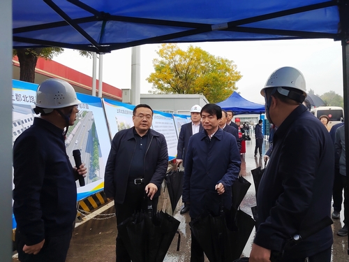 榆林市委副書記、市長(zhǎng)張勝利一行蒞臨陜煤建設(shè)承建的上郡北路道路綜合整治提升項(xiàng)目觀摩指導(dǎo)工作