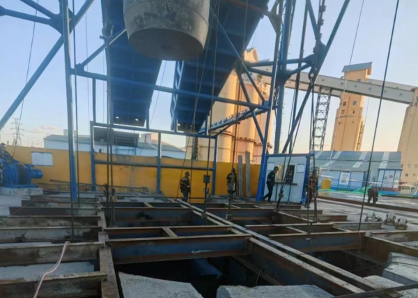 陜煤建設(shè)礦建三公司袁大灘礦二號回風(fēng)立井封口盤、吊盤安裝順利完成