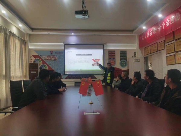 陜煤建設路橋分公司靖神鐵路項目部開展“文明交通，你我同行”全國交通安全日活動