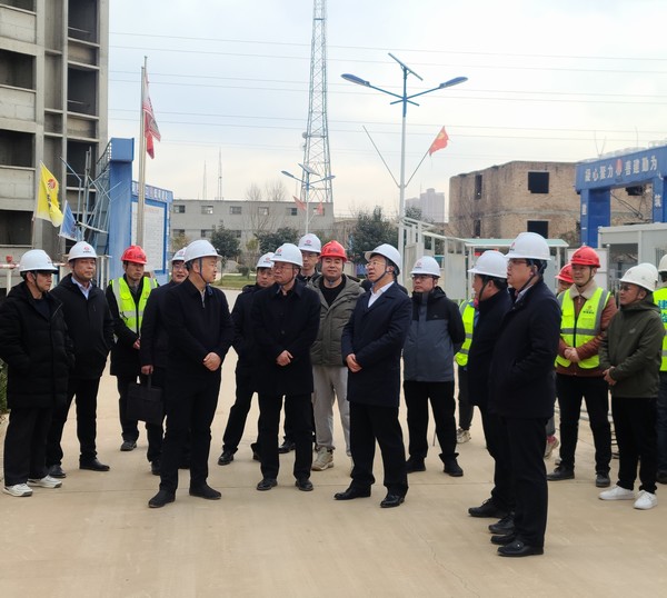 銅川礦業(yè)有限公司黨委書記、董事長路根奎一行蒞臨陜煤建設銅煤公司承建的銅煤三號居住區(qū)檢查指導工作