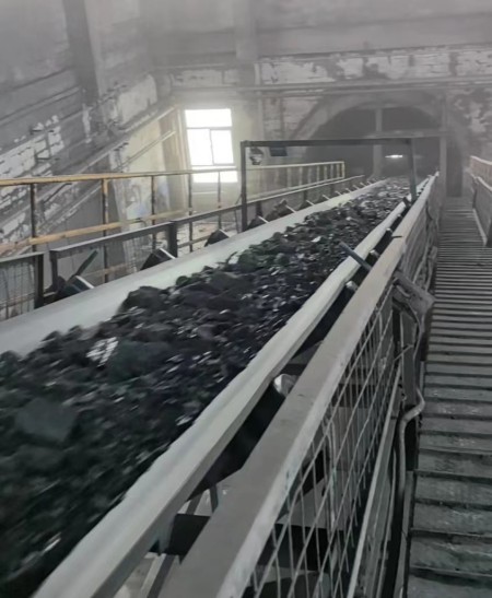 陜煤建設(shè)機電安裝公司涌鑫項目部：攻堅克難換膠帶 齊心協(xié)力保安全?