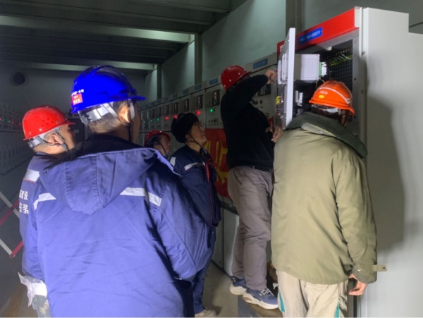 陜煤建設(shè)機(jī)電安裝公司提前9小時(shí)完成并柜工作