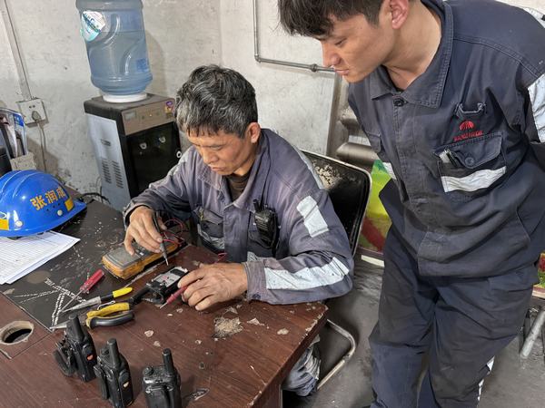 陜煤建設(shè)洗選煤運營公司紅柳林洗煤廠項目部：提高聯(lián)絡(luò)效率 讓“對講機(jī)”連好安全