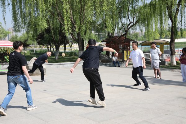 陜煤建設(shè)路橋分公司舉辦“迎五一、鼓干勁、促團結(jié)”懷舊嘉年華趣味活動