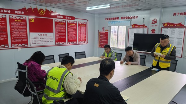 陜煤建設(shè)銅煤公司第一項目部組織“讀經(jīng)典，傳遞青春能量”青年職工主題活動