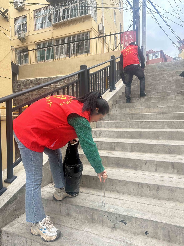 陜煤建設(shè)機電安裝公司：志愿服務(wù)迎“五一”，文明與愛齊傳遞