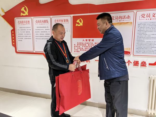 陜煤建設(shè)礦建二公司開(kāi)展“走訪慰問(wèn)勞模 弘揚(yáng)榜樣力量”慰問(wèn)勞?；顒?dòng)