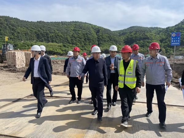 陜煤集團副總經(jīng)理杜平一行蒞臨黃陵礦業(yè)店頭電廠二期2×1000MW機組擴建項目主廠房樁基項目檢查指導工作