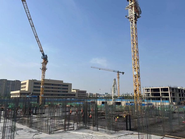 看向窗外的風景