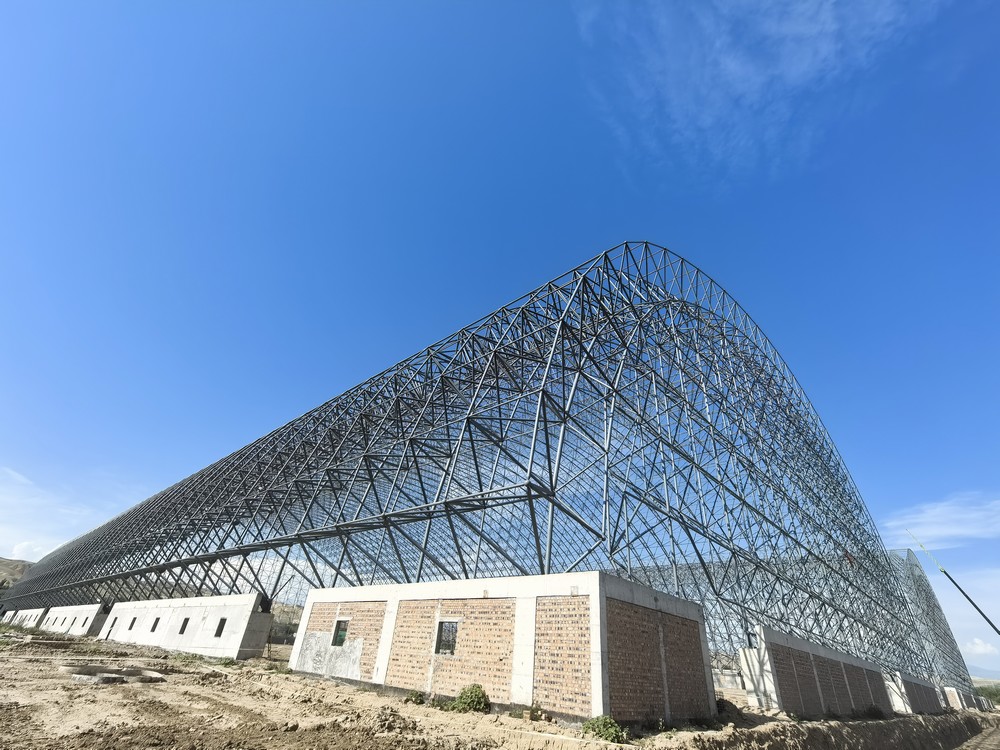 陜煤建設(shè)天工公司承建的伊寧市煤炭儲運中心基地建設(shè)項目1#、2#儲煤棚順利合攏