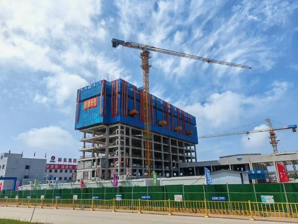 陜煤建設(shè)渭南分公司承建的陜西彬長CFB示范項目宿舍樓工程“喜封金頂”