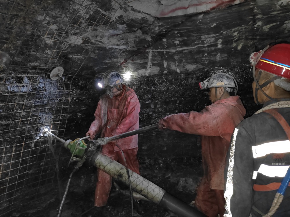 陜煤建設(shè)礦建三公司承建的貫屯煤礦西翼進(jìn)、回風(fēng)立井圓滿完成揭煤工作