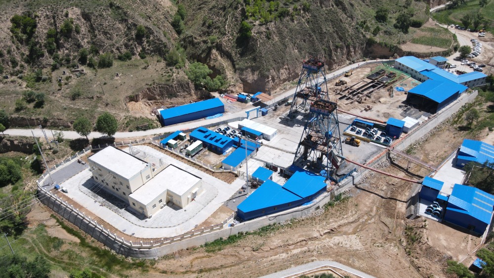 陜煤建設(shè)礦建三公司承建的華龍煤業(yè)貫屯煤礦西翼進(jìn)、回風(fēng)立井煤門順利完工