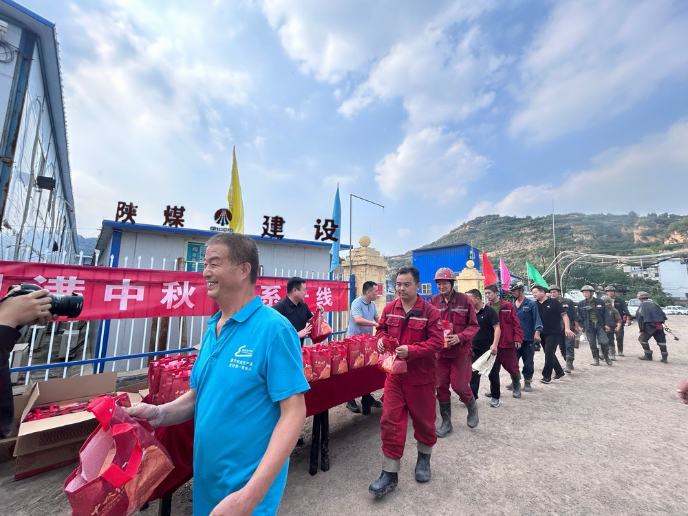 韓城礦業(yè)王峰煤礦領(lǐng)導(dǎo)到陜煤建設(shè)礦建二公司王峰項目部進(jìn)行“中秋節(jié)”暖心慰問
