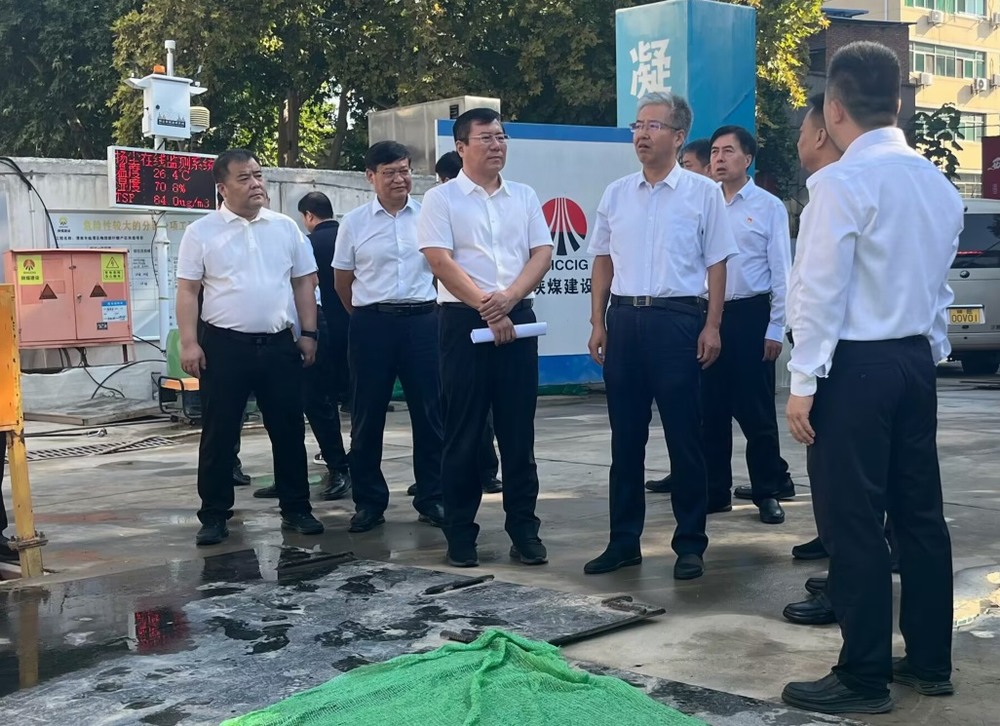 渭南市委副書記、市長陳曉勇一行蒞臨陜煤建設(shè)渭南分公司承建的梅園新村項目督導(dǎo)檢查工作