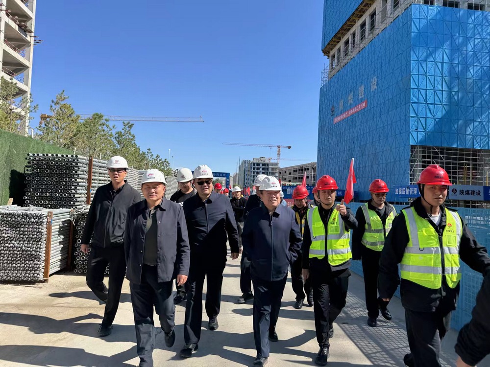 鄂爾多斯市泰寶投資有限公司董事長董建榮深入陜煤建設(shè)銅煤公司第七項(xiàng)目部檢查指導(dǎo)工作