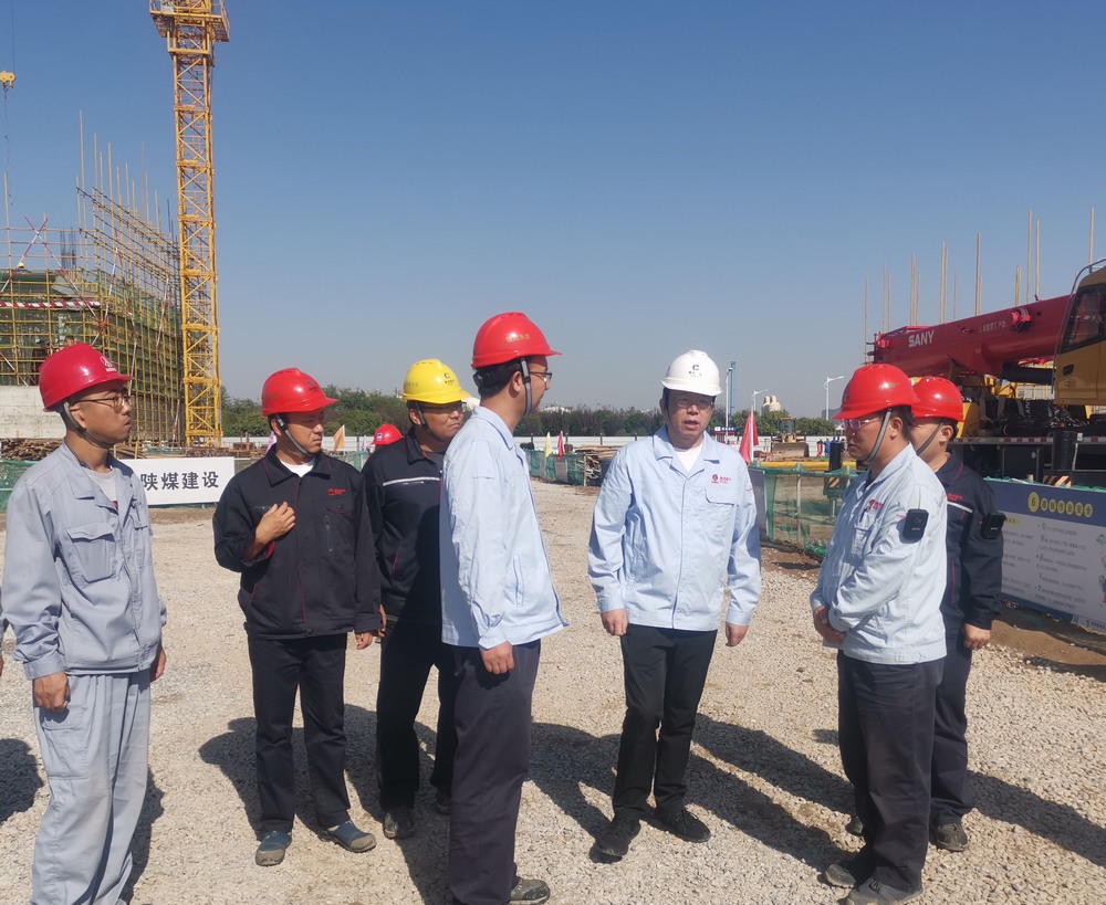 蒲城清潔能源化工有限責(zé)任公司黨委書記、董事長封建利一行深入陜煤建設(shè)天工公司基層項(xiàng)目部檢查指導(dǎo)