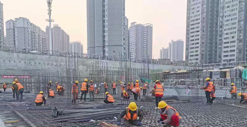 陜煤建設新龍城直屬項目部：國慶假日不打烊，熱火朝天忙生產