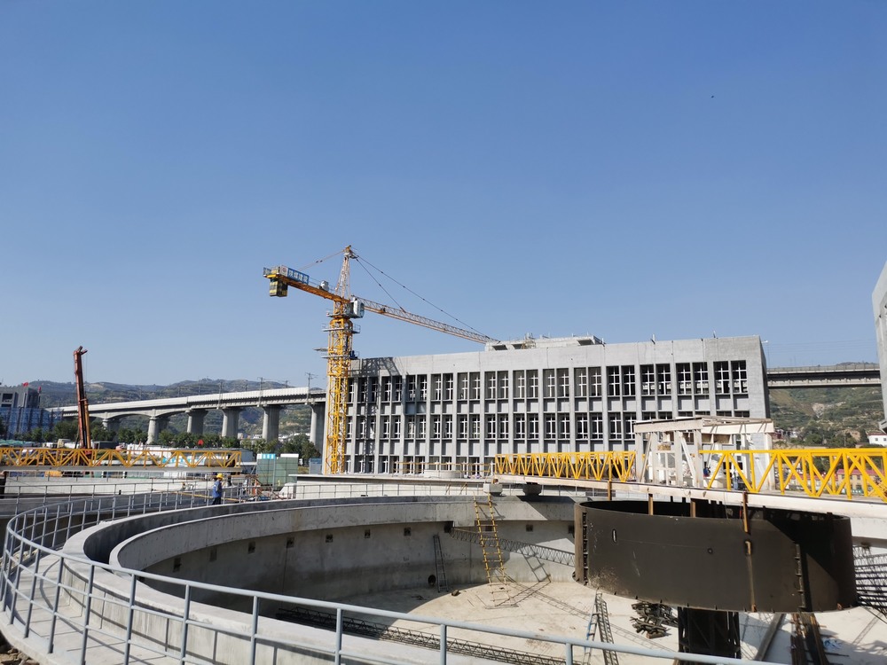 十月的磚瓦，建設(shè)的詩行