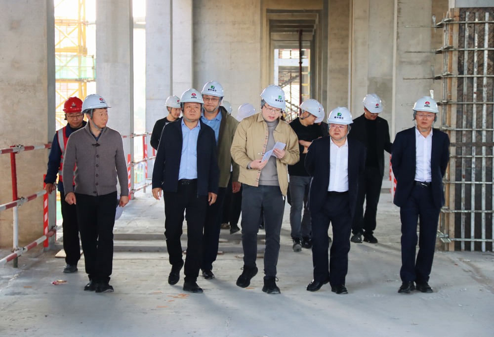 榆林城投集團(tuán)黨委書記、董事長郝君一行蒞臨陜煤建設(shè)榆林公司承建的榆溪圣境一標(biāo)段項(xiàng)目檢查指導(dǎo)工作