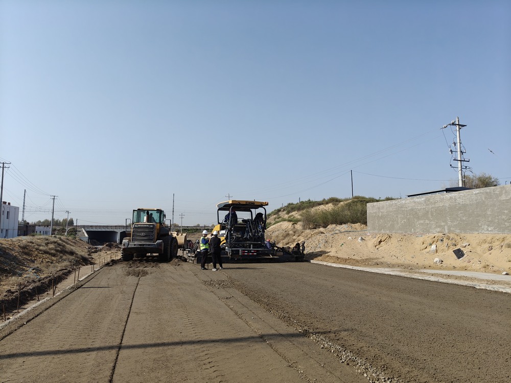 陜煤建設(shè)路橋分公司物流園區(qū)二號(hào)進(jìn)場(chǎng)道路大干快上，吹響項(xiàng)目建設(shè)“沖鋒號(hào)”