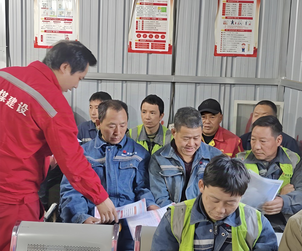 陜煤建設(shè)礦建二公司安裝項(xiàng)目部：百日活動(dòng)添新彩，消防宣傳駐防線