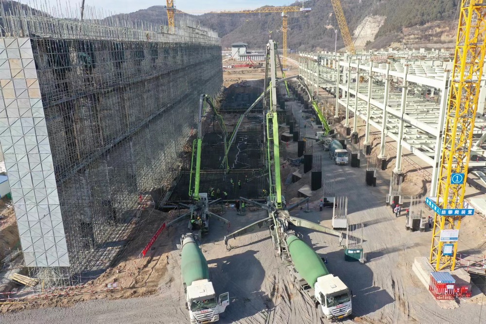 陜煤建設(shè)黃陵電廠項(xiàng)目部：三臺(tái)汽車泵，25小時(shí)，2830立方米混凝土順利完成澆筑