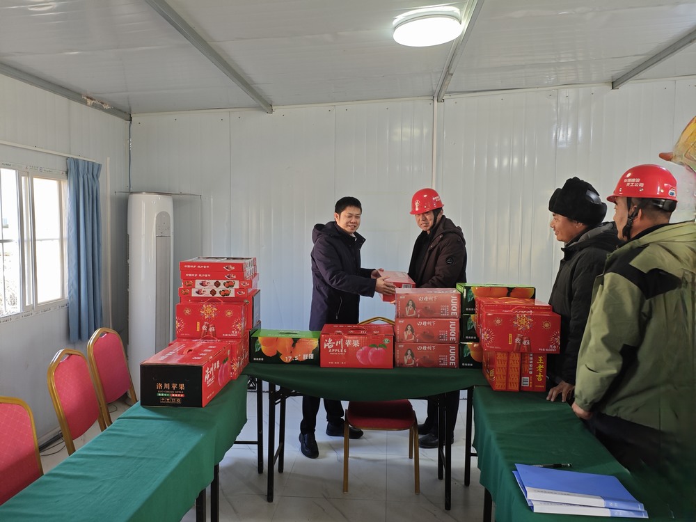 陜西彬長文家坡礦業(yè)有限公司副總經(jīng)理、總工程師王飛深入天工公司基層項(xiàng)目部慰問