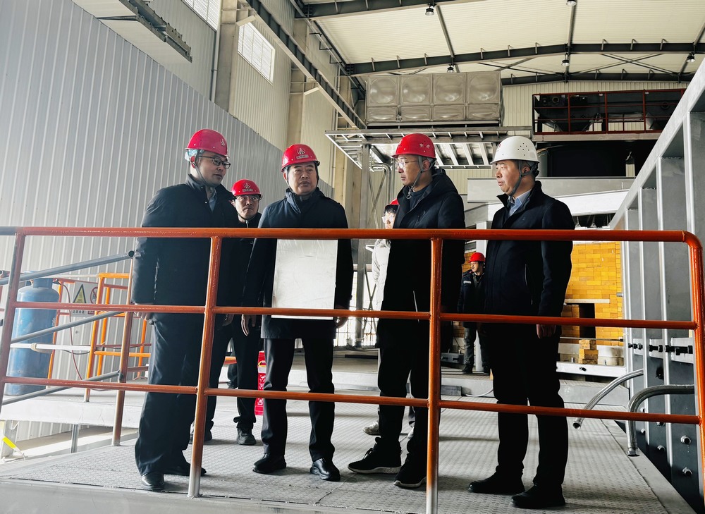 陜西建材科技集團(tuán)黨委書記、董事長、總經(jīng)理周紅深入天工公司基層項(xiàng)目部進(jìn)行慰問