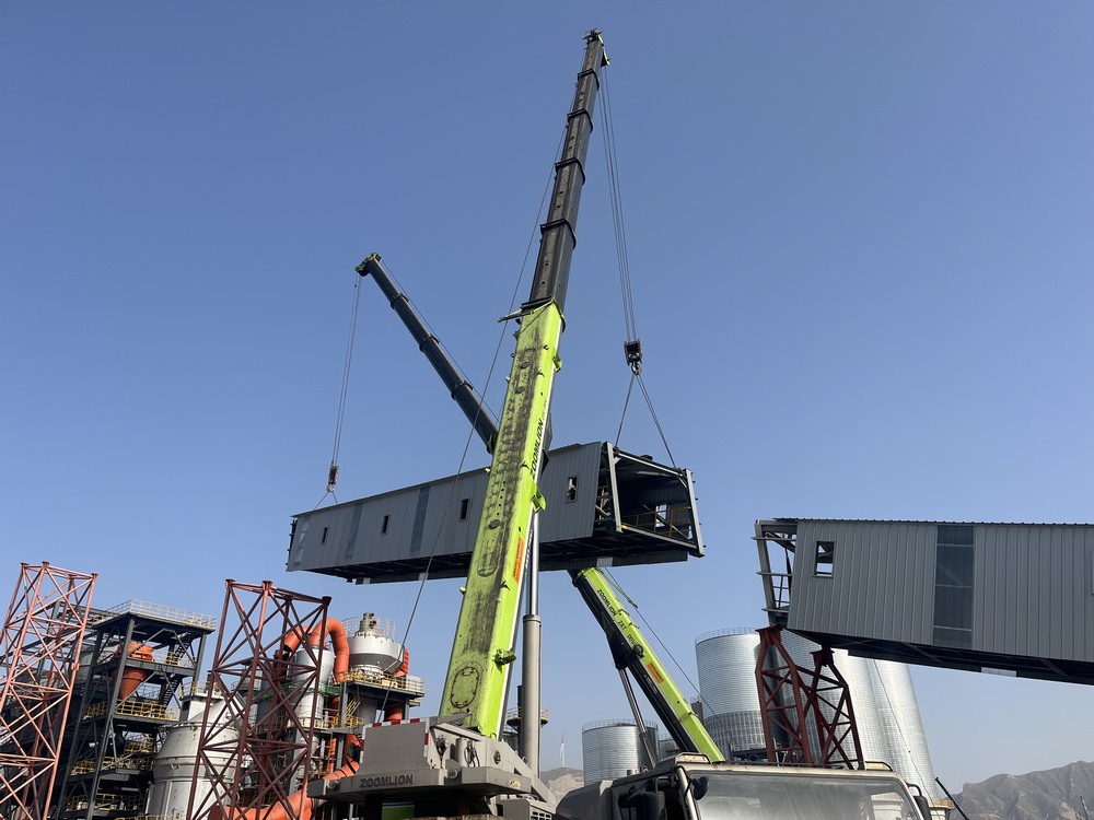 陜煤建設(shè)天工公司土建第二十一項(xiàng)目部：雙機(jī)抬吊破難題，通廊凌空展雄姿