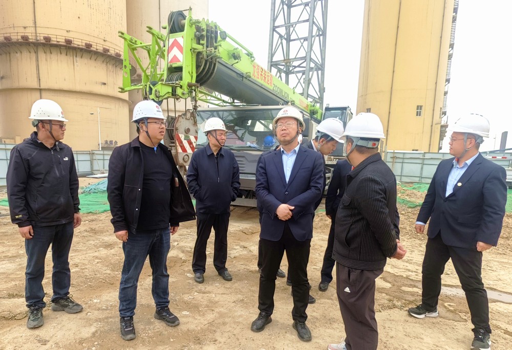 陜西陜煤榆北煤業(yè)有限公司黨委委員、副總經(jīng)理黃永安一行深入天工公司基層項(xiàng)目檢查指導(dǎo)