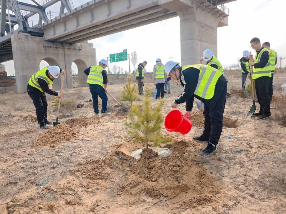 陜煤建設(shè)路橋分公司：夏意漸濃四月天，“青”風助力促發(fā)展