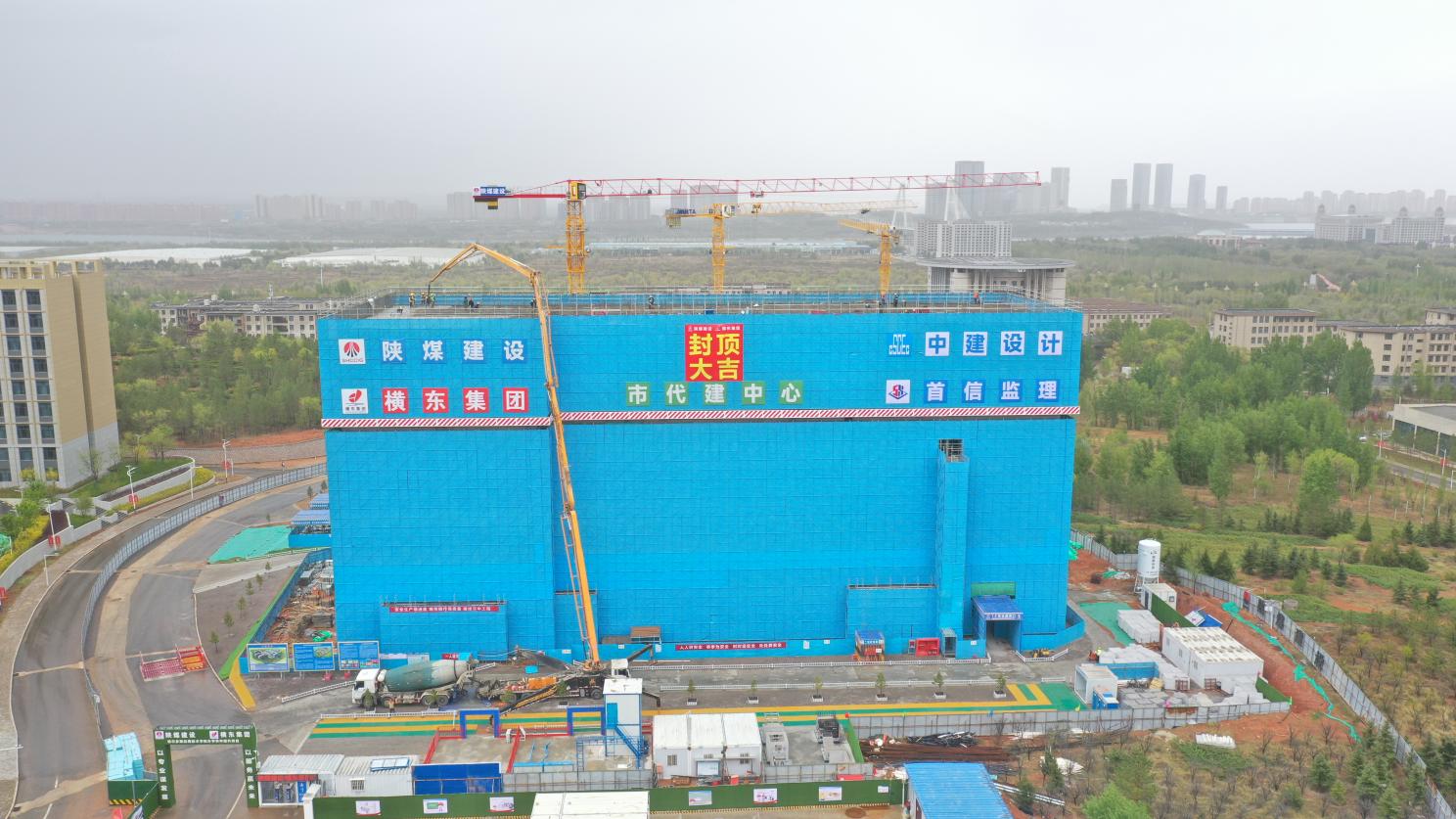 陜煤建設(shè)內(nèi)蒙古分公司：鄂爾多斯應(yīng)用技術(shù)學(xué)院實(shí)驗(yàn)樓主體結(jié)構(gòu)封頂，項(xiàng)目建設(shè)進(jìn)入新階段