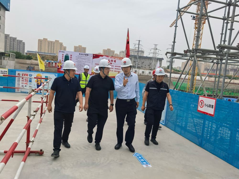 陜煤實(shí)業(yè)集團(tuán)副總經(jīng)理張四棟深入天工 公司基層項(xiàng)目檢查指導(dǎo)