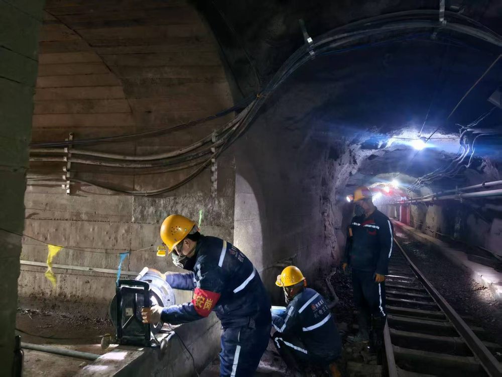 雙線發(fā)力筑防線 共護(hù)安全促發(fā)展