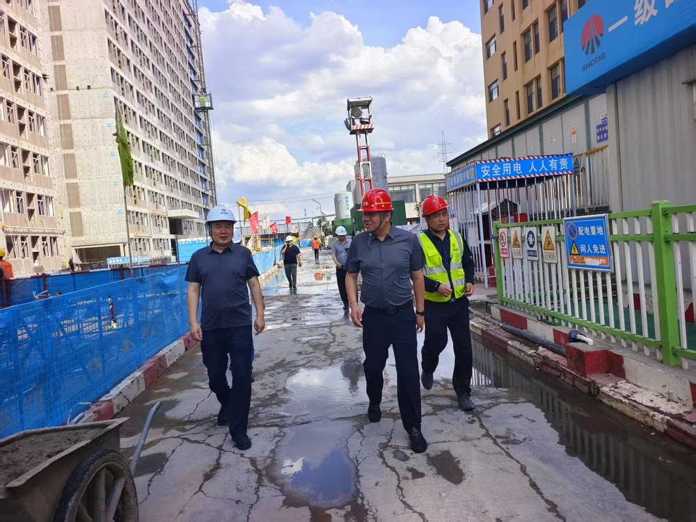 陜西省建設工程質量安全監(jiān)督總站站長鄭海平一行蒞臨檸條塔煤礦新建3#、4#員工公寓樓項目檢查指導工作