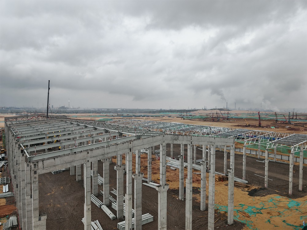 陜煤建設(shè)銅煤公司承建的小廠(chǎng)前區(qū)倉(cāng)庫(kù)及檢維修中心主體全面封頂